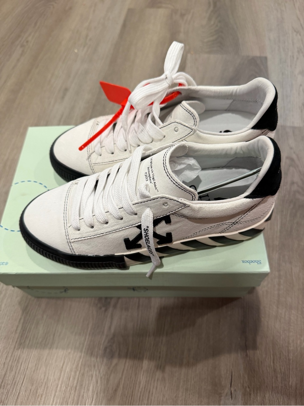 Off-White White and Black Low-Top Sneakers with Red Zip Tie vulcanized suede - Picture 5 of 5